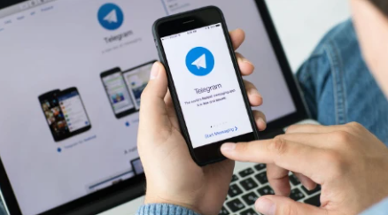 手机上查看 Telegram 应用的画面